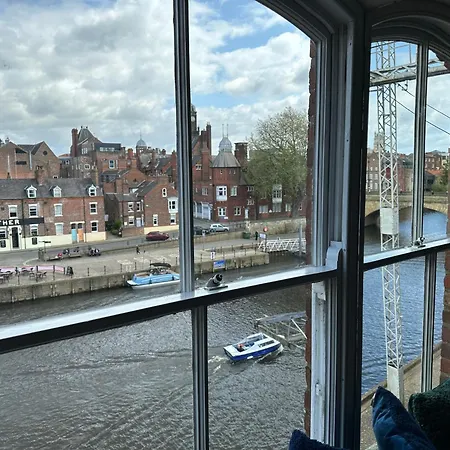 Апартаменты Loveyork Penthouse Riverside With Free Parking
